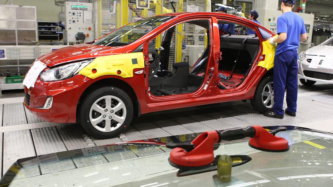 hetchbek hyundai solaris ustupit mesto