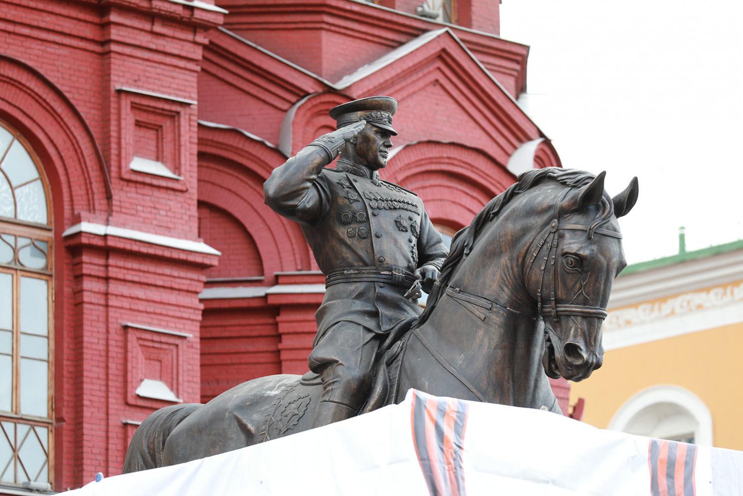 фото памятника жукову в москве