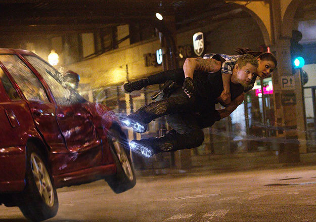 Человек-волк в летающих ботинках спасает уборщицу от инопланетян, настолько шустрых, что их в этом кадре даже не видно