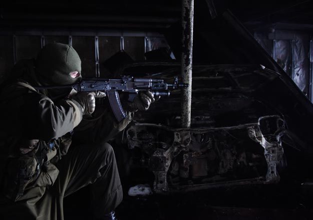 Новое обострение началось с атаки донбасских ополченцев (на фото) на донецкий аэропорт