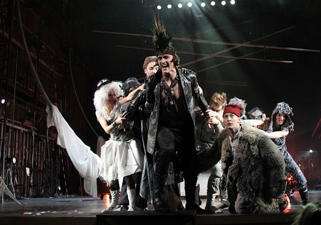 Птичьи костюмы обогащают лаконичную сценографию