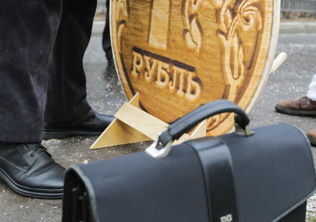 Благодаря экспортерам рубль вчера вел себя не как «деревянный»