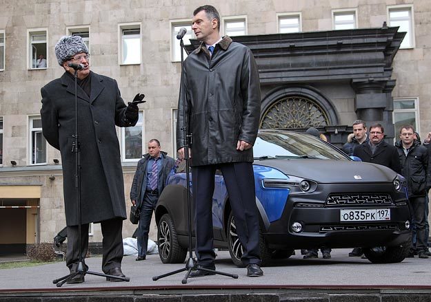 Михаил Прохоров подарил "ё-мобиль" Владимиру Жириновскому