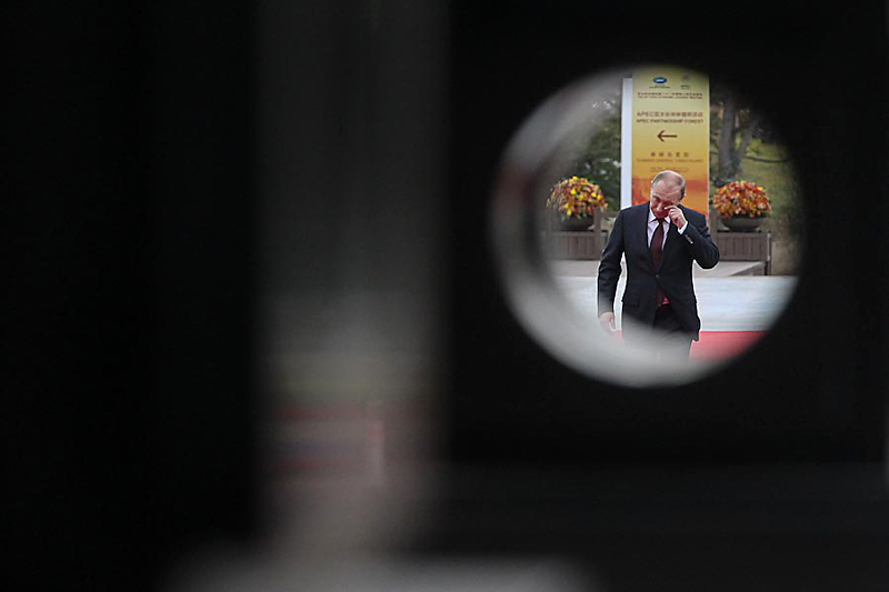 Владимир Путин во время прибытия к зданию международного конгресс-центра "Яньциху" в Пекине