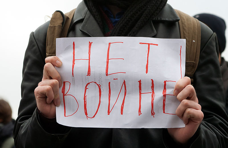 Акция противников ввода войск

Акция против  ввода российский войск на территорию Украины на Манежной площади