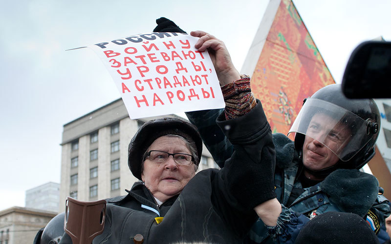 Акция противников ввода войск

Акция против  ввода российский войск на территорию Украины на Манежной площади