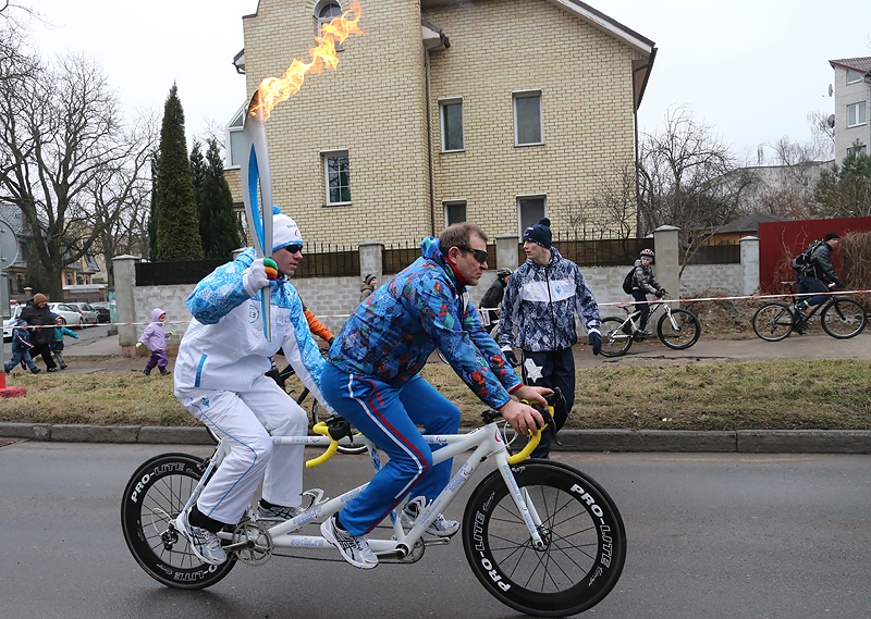 Чемпион России по велоспорту шоссе-тандем 2012 года Петр Матков (слева) во время эстафеты Паралимпийского огня в Калининграде.