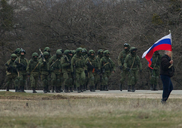 Крымская операция (на фото - российские военные под Симферополем) может ускорить вступление России в рецессию