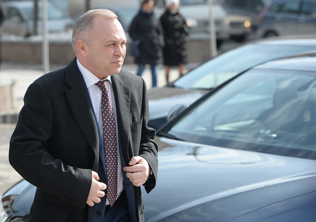 Центризбирком разрешил Владимиру Знаткову не ходить в отпуск во время предвыборной кампании