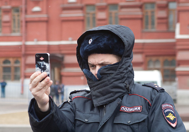 Не все полицейские смогли выйти из мобильного рабства