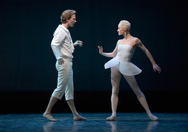 Герои веселого балета Ратманского - инфантильный юноша в матроске и стервозная прима