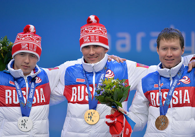 Призеры спринтерской гонки в классе LW 2-9 (стоя) среди мужчин в соревнованиях по лыжным гонкам Рушан Миннегулов, Кирилл Михайлов и Владислав Лекомцев