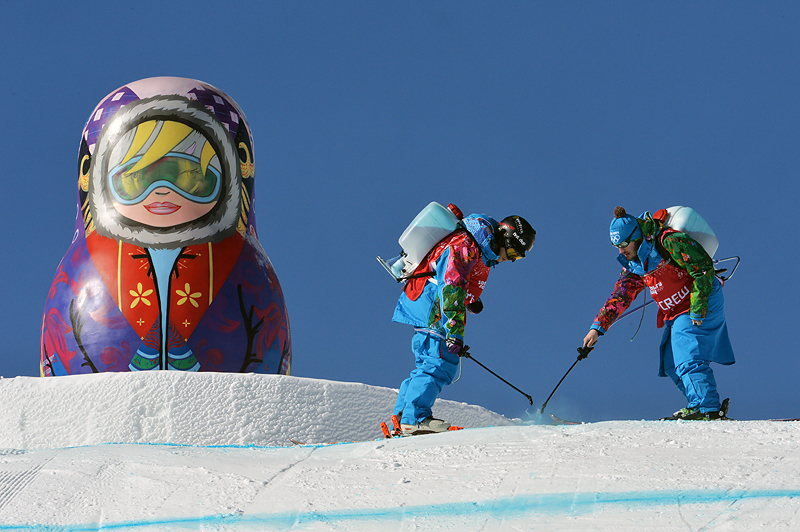 Подготовка трассы экстрим-парка Роза Хутор к тренировке национальных сборных по сноуборду