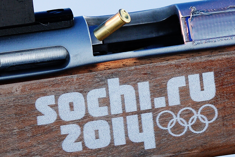 Винтовка биатлонистки на тренировке перед началом Олимпийских игр