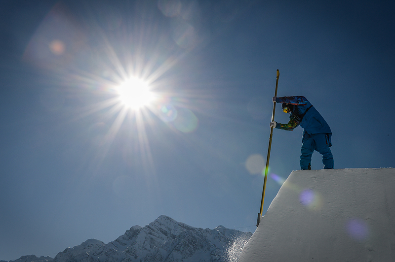 Сотрудник парка Роза Хутор подготавливает трассу для тренировки спортсменов