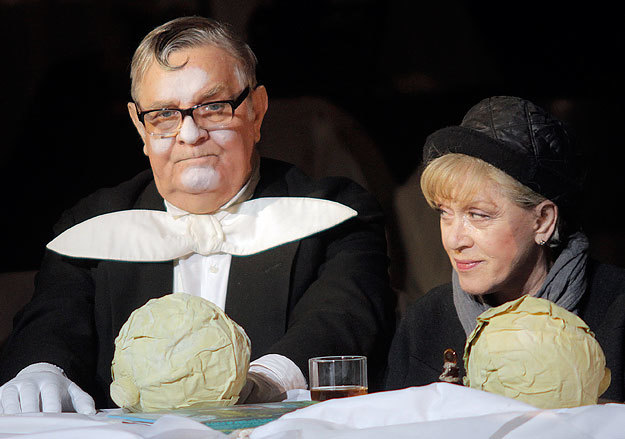 Король (Евгений Чудаков) и Алиса (Алиса Фрейндлих) в спектакле рекламируют диетическую пищу