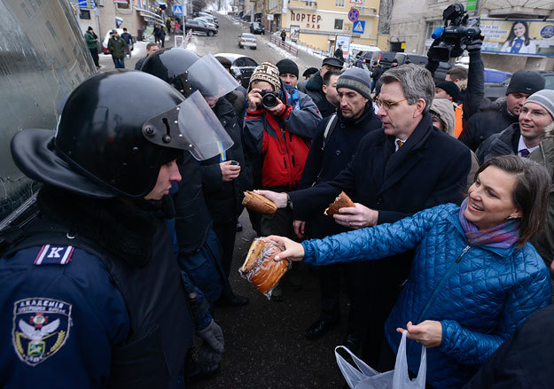 Помощник госсекретаря США Виктория Нуланд (справа) и посол США на Украине Джеффри Пайетт (второй справа) на Майдане в Киеве
