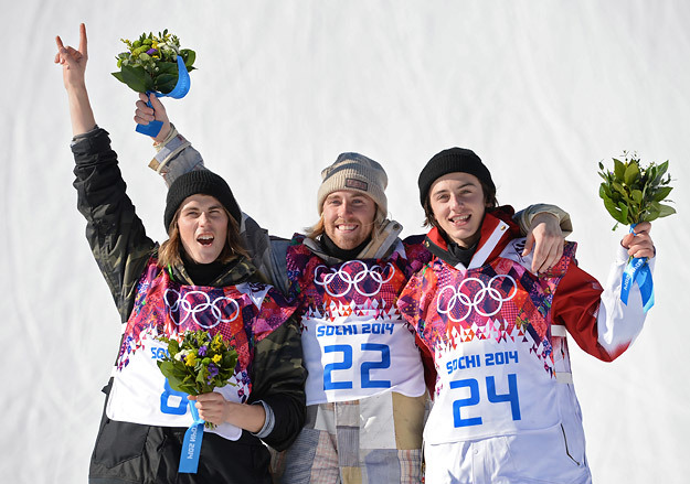 Норвежец Столе Сандбек (второе место), американец Сейдж Котсенбург (первое место) и канадец Марк Макморрис (третье место)