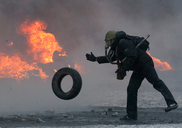 Столкновения сил оппозиции и правопорядка в Киеве могут лишить Украину российских денег