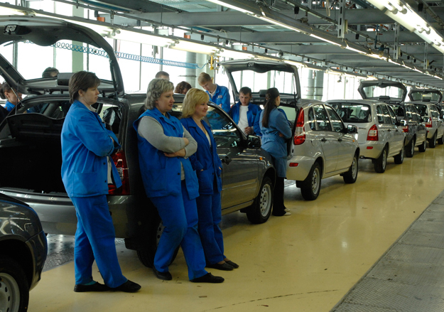 Сокращение численности сотрудников «АвтоВАЗа» станет первым шагом в борьбе с падением продаж