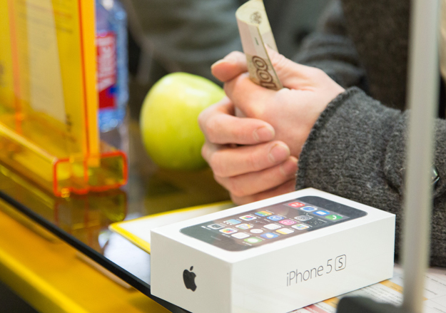 Приобретая iPhone, люди редко задумываются, будет ли он работать в сетях 4G, считают представители розничных сетей