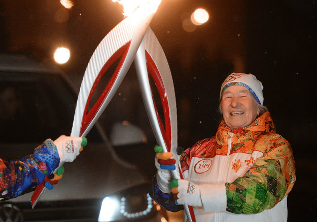Участница группы "Бурановские бабушки" Галина Конева во время эстафеты олимпийского огня в Ижевске