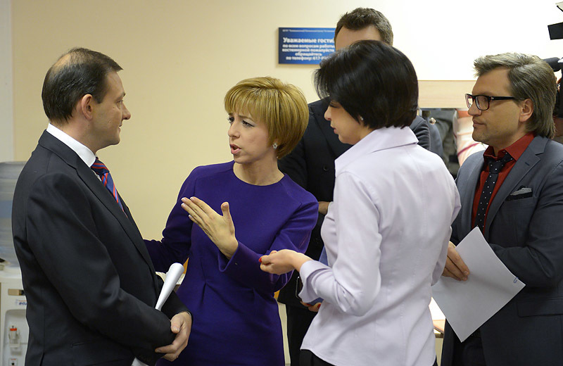 Журналисты Сергей Брилев (ВГТРК), Марианна Максимовская (РЕН), Ирада Зейналова ("Первый канал") и Вадим Такменев (НТВ) (слева направо) перед началом интерьвью с Дмитрием Медведевым