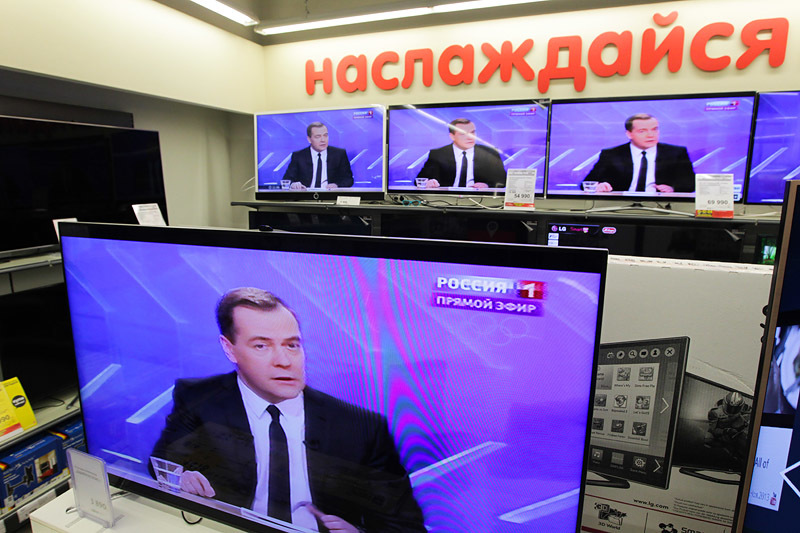 Трансляция интервью Дмитрия Медведева в одном из магазинов бытовой техники