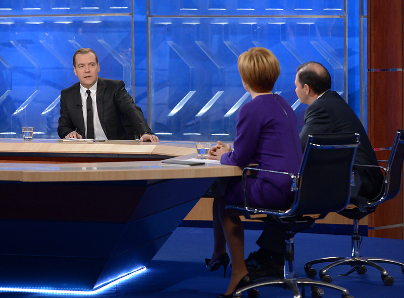 Дмитрий Медведев дает интервью. Справа налево - Сергей Брилев (ВГТРК) и Марианна Максимовская (РЕН)