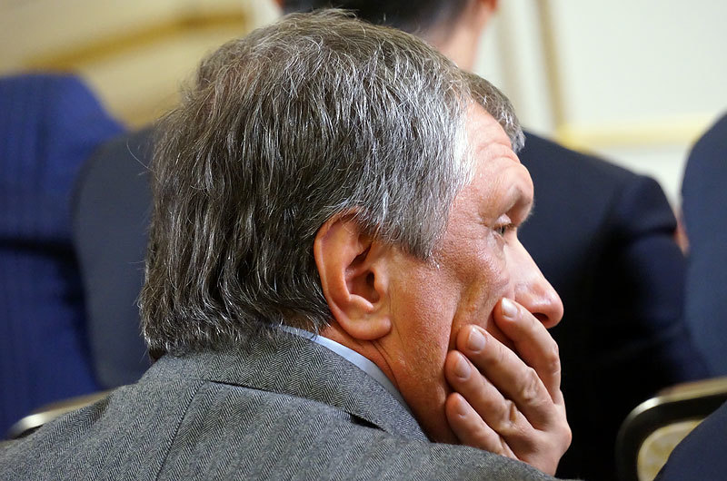 "Роснефть" не собирается продавать Лисичанский НПЗ, заявил присутствовавший на переговорах президент нефтяной компании Игорь Сечин