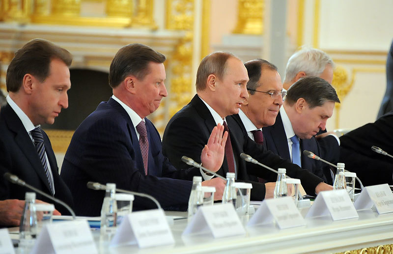 Министр финансов Антон Силуанов уточнил, что большая часть еврооблигаций будет куплена в следующем году. Министр экономического развития Алексей Улюкаев заверил, что покупка украинских долговых бумаг не отразится на финансировании из ФНБ инфраструктурных проектов в России. «Это, наверное, транши. Это не разовое мероприятие», - сказал он.