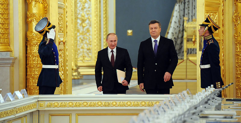 «Это [соглашение по цене газа и сделка по покупке облигаций] не связано с какими-то условиями, ни с повышением, ни с понижением, ни с замораживанием социальных стандартов, пенсий, пособий или затрат», - пояснил президент России Владимир Путин.