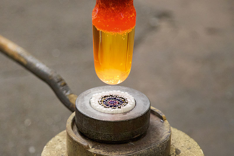 Красочные циферблаты часов Arceau Millefiori Дома Hermes создаются стекольщиками Cristalleries Royales des Saint-Louis так же, как и тысячу лет назад