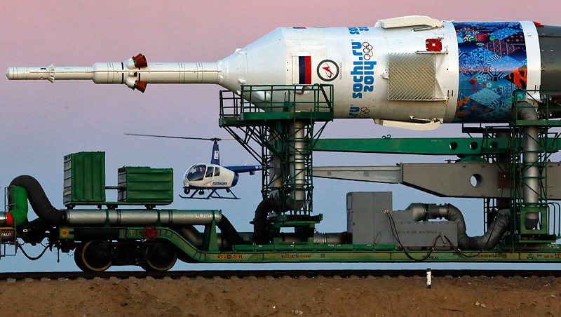 Транспортировка ракеты-носителя "Союз-ФГ" с олимпийской символикой Сочи-2014