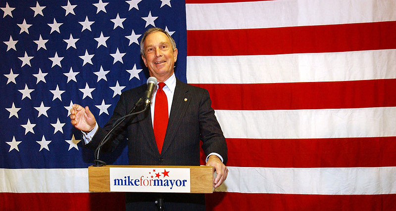 Борьбу за кресло мэра Нью-Йорка Блумберг начал в 2001 г. с выхода из демократической партии. Среди демократов у него было много конкурентов, а перекрасившись в республиканца, он существенно сократил число оппонентов. Потратив $75 млн из собственного кармана и заручившись поддержкой экс-мэра Рудольфа Джулиани, Блумберг победил на выборах и стал 108-м мэром Нью-Йорка.