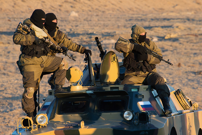 Военнослужащие Центрального военного округа  России обеспечивают безопасность во время транспортировки ракеты-носителя "Союз-ФГ"