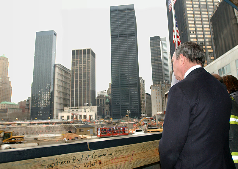 Мэр Нью-Йорка Майкл Блумберг у  места трагедии 11 сентября 2001 г.