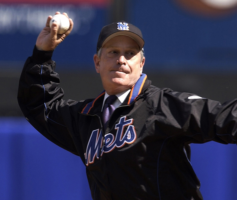 Мэр Нью-Йорка Майкл Блумберг открывает бейсбольный матч, 2002 г.