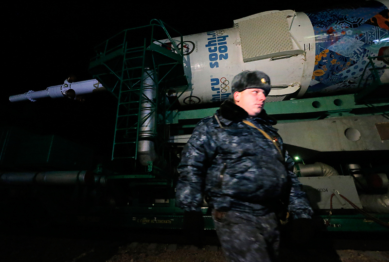 Транспортировка ракеты-носителя "Союз-ФГ" с олимпийской символикой Сочи-2014