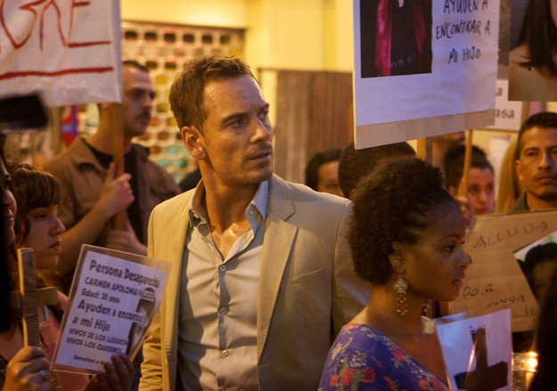 Герой Майкла Фассбендера поначалу и не подозревает, какие ужасы прячутся за фасадом пестрой мексиканской жизни