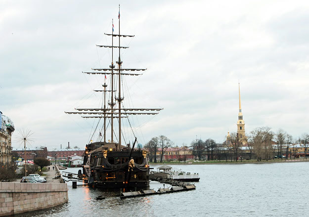 Чиновники хотят убрать парусник