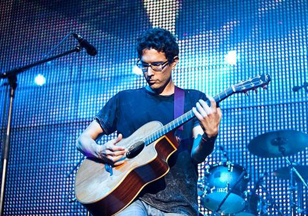 Йоав собрал в свою гитару все возможные стили