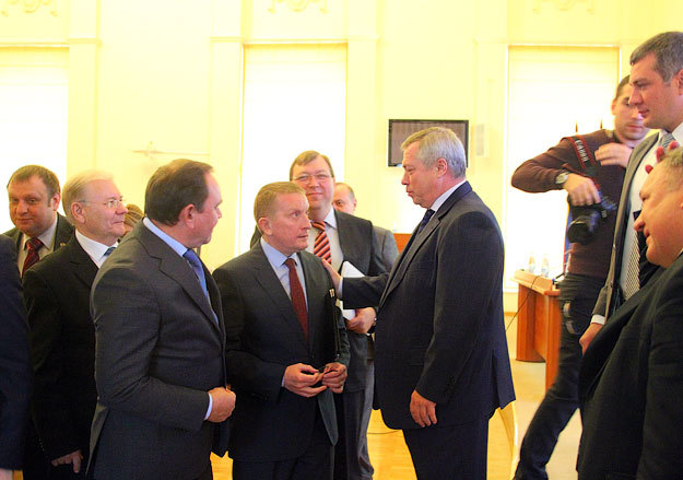 Василий Голубев (третий справа) напутствует бывшего зама - Сергея Горбаня