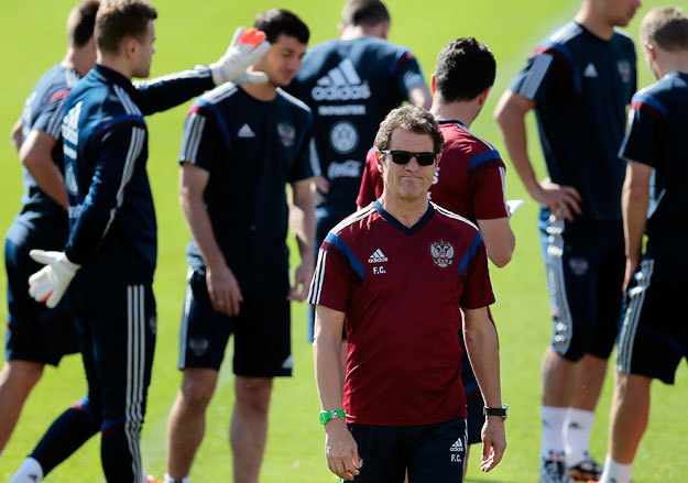 Тренер сборной России по футболу Фабио Капелло с командой на тренировке в Бразилии