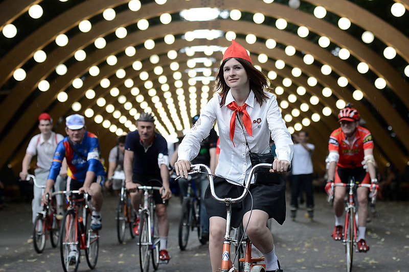 "Сокольники", 2014 г.

Работы по благоустройству "Сокольников" начались в 2012 г. Реконструкцией парка занимаются британское бюро Groundlab и  российская компания Wowhous. «Сокольники» планируется разделить на три тематические аллеи, на которых разместятся медиатека, библиотеки, кинотеатры, кафе. Предусмотрено место для пикников, лесных прогулок, танцев и музыки. В образовательном кластере разместится инкубатор молодняка с оленями, лисами, лосями и зайцами, а также теплицы, мастерские и магазин фермерских товаров. На реализацию концептуальных предложений планируется к 2016 г. потратить 500-600 млн руб.