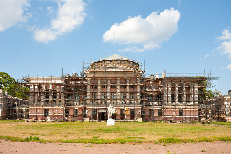 "Останкино", 2014 г.

В основе проекта парка лежит исторический объект - "Прибавочный английский сад". Парк воссоздан с элементами двух эпох - царской (1794 и 1824 гг.) и советской (1930-е гг).  В итоге в парке смешано несколько стилей, а его основу составляют несколько аллей, пруд и заповедная 300-летняя дубрава. На территории возведен Зеленый театр, лодочная станция. В стиле XVIII в.  воссоздан видовой бельведер, а ограда сделана по картине Жерара Делабарта. Кроме того, в парке появилось 20 спортплощадок, включая хоккейную, а также газонные площадки для занятий йогой, ушу и самый большой в Европе скейт-парк. Обновленный Останкинский парк открылся в конце 2013 г.