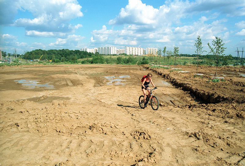 Парк "Митино", 2001 г.

Парк был разбит в 2003 г. в каньоне речки Барышихи на территории микрорайона «Митино» после того, как местности был присвоен статус памятника истории и культуры, не подлежащего застройке. В начале 2014 г. власти Москвы объявили конкурс на развитие парка «Митино». Финалисты конкурса, а также концепция парка будут определены в ноябре 2014 г.