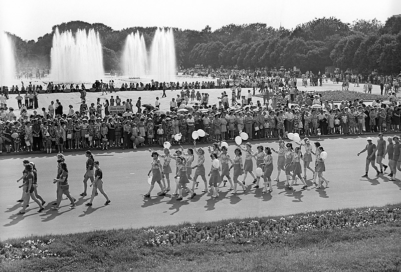 ЦПКиО имени М. Горького, 1976 г.

Центральный парк Москвы и главный парковый проект команды Сергея Собянина. Парк был основан в 1928 г. площадью 119 га. На территории парка разместились выставочные павильоны и павильон культуры, теннисные боскеты и декоративный бассейн, аттракционы и специальный городок для детей. Подобного парка не было еще нигде в мире. С 50−х гг. прошлого столетия в парке началась большая работа по его реконструкции: построили новый Главный вход, эстрады, появились гранитные набережные у Голицынского пруда, новые площади, аллеи.