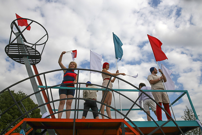 Парк Горького, 2014 г.

Второй масштабный этап реконструкции начался в 2011 г. Было демонтировано около 100 аттракционов, на их месте положили асфальтовые дорожки и разбили 1,9 га новых газонов и цветников. Появился самый крупный в Европе каток с искусственным льдом площадью 15 000 кв.м. В начале 2014 г. британское бюро LDA Design выиграло конкурс на разработку новой концепции парка. Она подразумевает восстановление исторической планировки парка, который составлен из семи частей. Каждая часть станет «парком в парке»: Партер, Голицынская больница, Титовский проезд, Усадьба Демидова, Усадьба Орлова, Усадьба Голицыных, Усадьба Трубецкого. На территории парка появятся девять круглогодично функционирующих «центров активности», которые будут менять свою функцию в зависимости от времени года. Полностью парк Горького должен преобразиться в 2016 г.