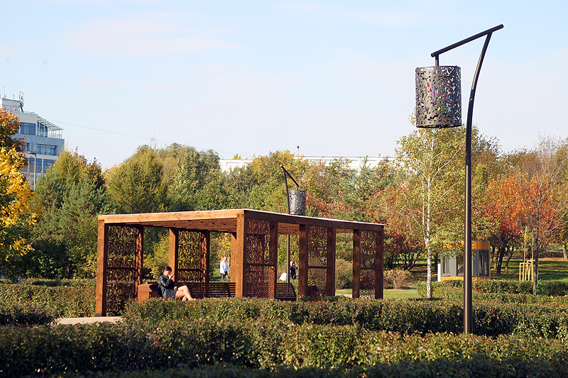 "Садовники", 2014 г.

Создан в 1989 г. на месте большого пустыря вдоль проспекта Андропова в Южном округе Москвы на территории 33,5 га.  В конце 2013 г. британское архитектурное бюро LDA Design придумало концепцию обновленного парка. В результате реконструкции в парке было поведен ремонт дорожек и тропинок, главного павильона и террас, обустроено освещение. В парке также появились беговой и велосипедный маршруты, велопарковки, лыжная трасса и скейт-парк. Обновленный парк открылся в сентябре 2014 г.